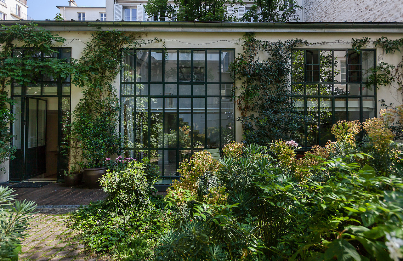 An urban courtyard with lots of greenery